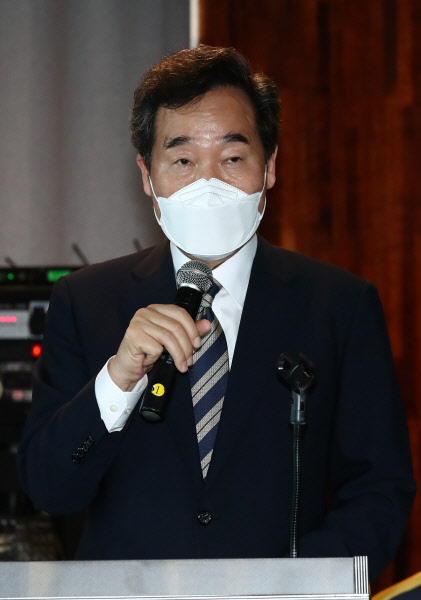 이낙연 전 민주당 대표가 지난 7일 서울 여의도 마리나 컨벤션센터에서 열린 K-안보포럼 창립세미나에서 축사하고 있다. 연합뉴스